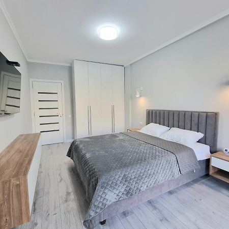 Center, Albisoara Str., 1Bedroom And Living With Balcony Chişinau Exteriör bild