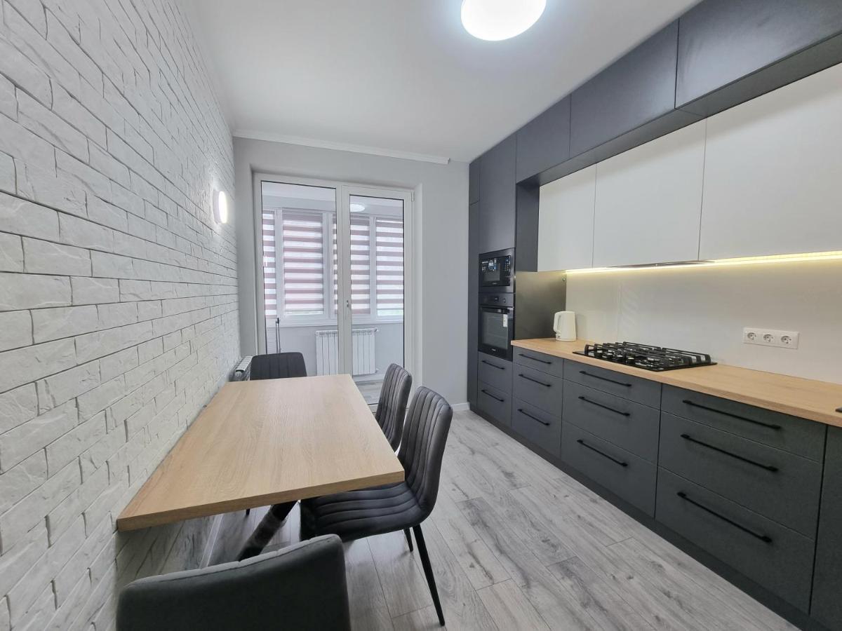 Center, Albisoara Str., 1Bedroom And Living With Balcony Chişinau Exteriör bild