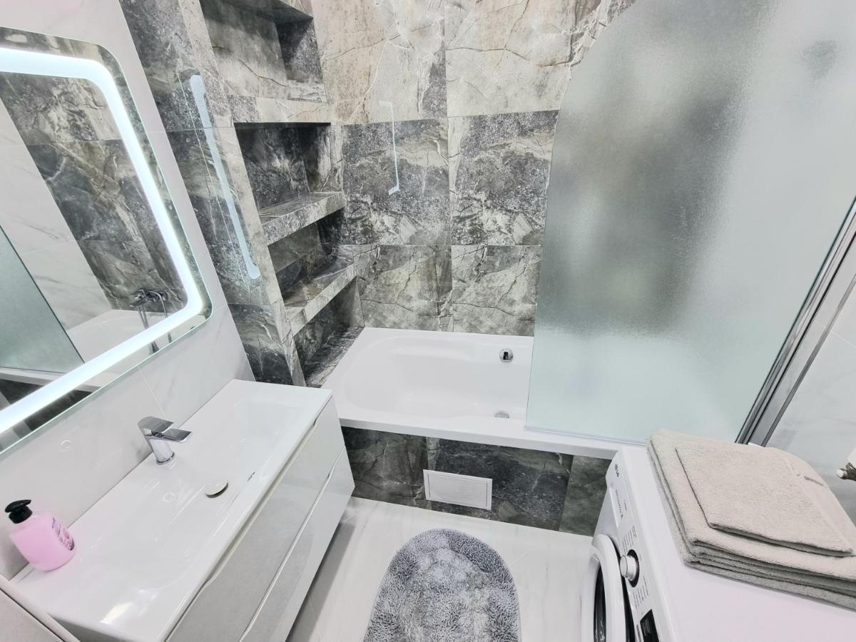 Center, Albisoara Str., 1Bedroom And Living With Balcony Chişinau Exteriör bild