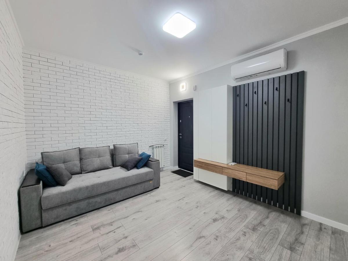 Center, Albisoara Str., 1Bedroom And Living With Balcony Chişinau Exteriör bild